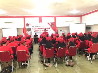 Yordan Ajak Pelajar Surabaya Mimpi Setinggi Langit, TMP Cetak Pemimpin Masa Depan