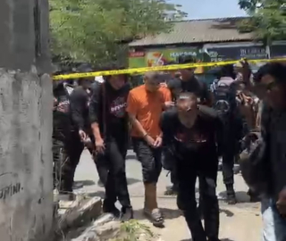 Rekontruksi Mutilasi Pacet, Warga Pisuhi Tersangka: Bajingan!