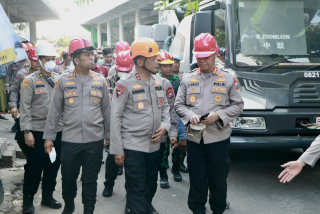 Kapolda Jatim Tinjau Evakuasi di Ponpes Al Khoziny di Sidoarjo, Irjen Nanang: 58 Santri Belum Ketemu