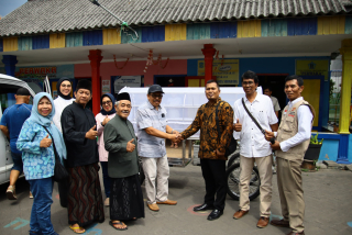 Ketua DPC Gerindra Surabaya Cahyo Harjo Prakoso Serahkan Bantuan Keranda Mayat untuk Warga Kalibokor