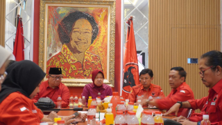 Datangi DPC PDIP Surabaya, Risma: Saatnya Buktikan Siapa yang Benar-Benar Membela Rakyat