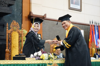 Bambang Haryo Raih Gelar Magister Ilmu Politik di UWKS, Siap Perjuangkan Kebijakan Publik Berbasis Keilmuan