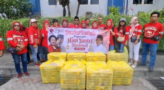 Relawan Buleks 99 Bagikan 500 Paket Polo Pendem dan Telur di Sekitar RS Soewandhi Peringati Hari Santri 2025