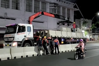 Pemkot Surabaya Pasang Barrier Beton di Jalan Basuki Rachmat, Cegah Kecelakaan dan Pelanggaran