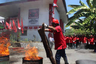 Tak Hanya Bicara Politik, PDIP Surabaya Buktikan Aksi Nyata lewat Pelatihan Penanggulangan Kebakaran