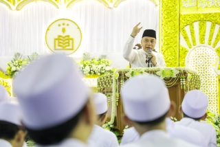 Peringati Hari Pahlawan, Wali Kota Eri Cahyadi Bersama Ribuan Bonek Gelar Dzikir Bersama
