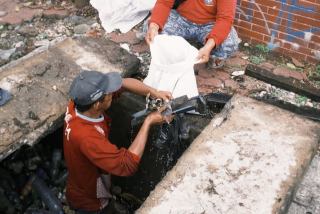 Awas! Buang Sampah Kasur dan Sofa di Sungai Surabaya Bisa Masuk Bui