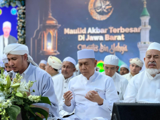 Habib Usman Bin Yahya Doakan Adies Kadir di Hadapan Puluhan Ribu Jamaah Maulid Nabi
