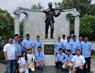 Hari Pahlawan, Relawan GibranKU Ziarah ke Makam WR Supratman dan Bung Tomo
