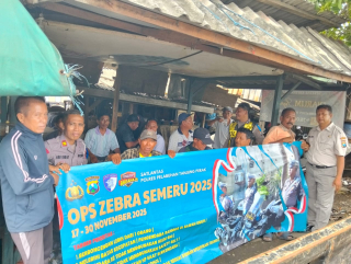 Edukasi Tertib Lalu Lintas, Polsek Asemrowo Sambangi Sopir Pikap Dupak Rukun dalam Ops Zebra Semeru 2025
