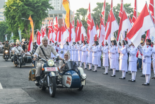 Parade Surabaya Juang 2025, Wali Kota Eri Perankan Gubernur Soerjo dan Ning Rini Pimpin Laskar Putri