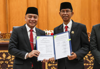 Momen Hari Pahlawan, Pemkot dan DPRD Surabaya Sepakati Raperda APBD 2026 Rp12,7 Triliun