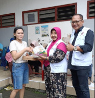 Peringati Hari Ibu, Kemenkes Bersama BPJS Watch dan Klinik Tirta Gelar Bakti Sosial di Tambaksari