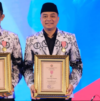 Peduli Kesejahteraan Guru, Wali Kota Eri Terima Penghargaan Dwija Praja Nugraha dari PB PGRI