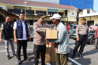 HUT Reserse ke-78, Polres Pelabuhan Tanjung Perak Bagikan Ratusan Sembako ke Tukang Becak