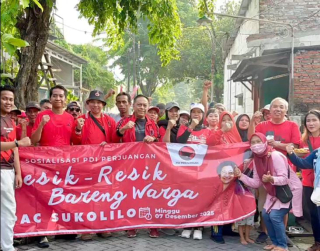 PAC PDI Perjuangan Sukolilo Gelar Resik-Resik Humanis Bareng Warga Semolowaru