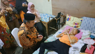 Bang Jo Jenguk Lansia Penderita Stroke di Dukuh Pakis, Dorong Perawatan Terpadu Dinsos–Puskesmas