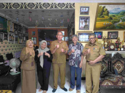 Merawat Ingatan Ludruk dari Rumah Cak Kartolo