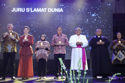 Hujan Tak Surutkan Iman Ribuan Umat Kristiani Rayakan Natal Kota Surabaya di Balai Kota