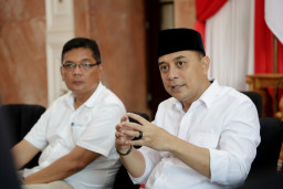 Wali Kota Eri Cahyadi Alihkan Bansos untuk Siswa SMA Swasta Sederajat di Surabaya: Setiap Siswa 350 Ribu/Bulan