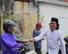Legislator PDIP Surabaya Turun Langsung ke Jalanan Membagikan Takjil ke Warga