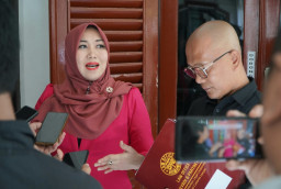 Gugatan Wanprestasi Lawan Anggota DPD RI di PN Surabaya, Penggugat  Justru Berulang Kali Mangkir