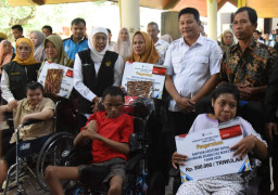 Wow! Khofifah Gelontor Bansos Rp 3,016 Miliar ke Sidoarjo, Ini Dia Penerimanya