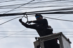 Sasar Tiga Ruas Jalan, Satpol PP Surabaya Tertibkan 45 Tiang Fiber Optik Tak Berizin