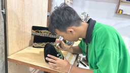 Warga Binaan Rutan Gresik Salurkan Kreativitas Melalui Pembuatan Songkok Grissee