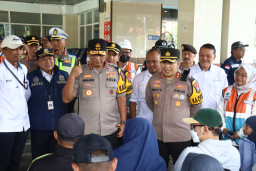 Kapolda Jatim Irjen Pol Nanang Avianto Cek Pos Terpadu dan Pos Pam di Surabaya, Pastikan Layanan Mudik Berjalan Optimal