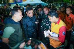 Gelar Cipta Kondisi Asuhan Rembulan, Wali Kota Eri Temukan Jukir Tanpa Tanda Pengenal di Taman Bungkul