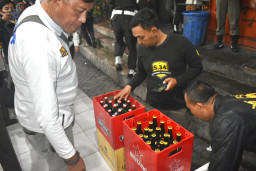 Langgar SE Ramadan 2026, Puluhan Botol Miras Diamankan Satpol PP Surabaya di 8 RHU