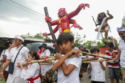 Hari Raya Nyepi: Ratusan Umat Hindu di Surabaya Arak Ogoh-ogoh di Bawah Langit Mendung