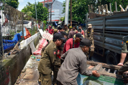 Satpol PP Surabaya Tertibkan Lapak dan Bangunan Liar di Saluran Manukan