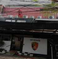 Gerak Cepat Petugas Padamkan Api di Mapolres Pelabuhan Tanjung Perak, Pelayanan Masyarakat Dipastikan Tetap Normal