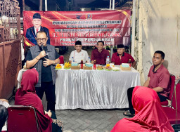 Anggota DPRD Reses di Tembok Dukuh, Armuji Hadir Bagikan Bingkisan MBG, Disambut Antusias Warga