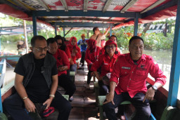 PDIP Surabaya Susuri Hutan Mangrove, Pastikan Pesisir Aman dari Ancaman Abrasi