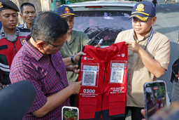 Mudahkan Warga Bayar Non-Tunai, Jukir Resmi di Surabaya Kini Dibekali Rompi QRIS
