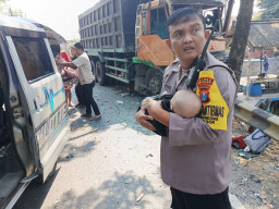 Aksi Heroik Polisi Nganjuk Evakuasi Bayi Korban Laka Bus Vs Truk