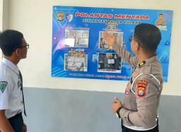 Ditlantas Polda Sulbar Pasang Mading Edukatif di SMA Negeri 1 Mamuju: Wadah Belajar Tertib dan Selamat