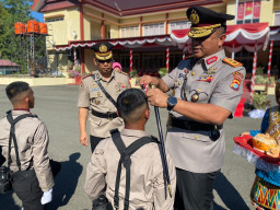 Langkah Menjadi Bhayangkara Sejati, Tradisi Gunting Rambut Warnai Pembukaan Pendidikan Bintara Polda Sulbar