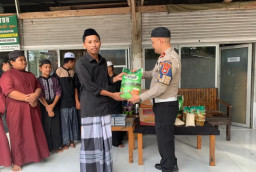 Di Tengah Santri: Polantas Karib Tebar Kebaikan, Serahkan Al-Qur'an dan Bantuan Kebutuhan Pokok