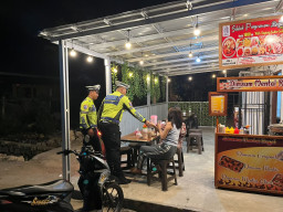 Polantas Polda Sulbar: Hadir Sebagai Solusi, Bersihkan Tumpukan Ranting Demi Keselamatan Pengguna Jalan