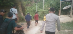 Polri Melayani dengan Hati: Perjuangan Evakuasi Nenek Sania dari Pegunungan Mambi Wilayah Hukum Polda Sulbar
