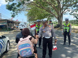 Polres Mateng Bagikan Bendera Merah Putih, Kobarkan Semangat Nasionalisme Menjelang HUT RI ke-81