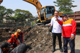 Keterlambatan Pengaspalan Ancam Keselamatan Pengendara, Wali Kota Eri  Peringatkan Kontraktor