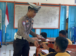 Ditlantas Polda Sulbar Bagikan Bendera Merah Putih di SD Lengke: Tanamkan Cinta Tanah Air Sejak Dini