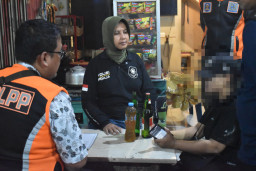 Warkop Diduga Jual Miras Dilaporkan Warga, Satpol PP Surabaya Sita 29 Botol