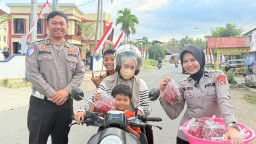 Pengendara Tertib Dapat Hadiah Cabe Segar Hasil Panen Ditlantas Polda Sulbar