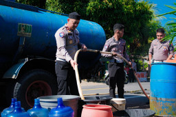 Polantas PJR Polda Sulbar Salurkan Air Bersih ke Desa Saloleyang, Bantuan Nyata di Tengah Musim Kemarau